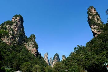 張家界國家森林公園、黃龍洞、天門山、鳳凰古城純玩五日游