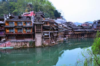  張家界國家森林公園、黃龍洞、鳳凰古城九景三晚四日游